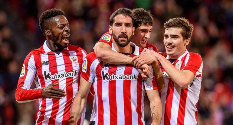 El centrocampista del Athletic, Raúl García, celebra con sus compañeros el primer gol del equipo bilbaino durante el encuentro correspondiente a la jornada 28 de primera división que disputan esta noche frente al CD Leganés en el estadio de San Mamés, en 