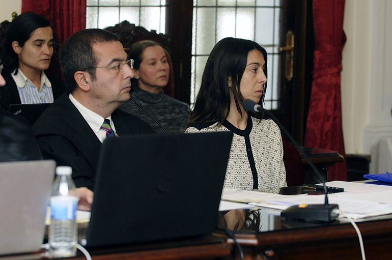 El juicio por el crimen de la presidenta de la Diputación de León Isabel Carrasco, que murió tiroteada el 12 de mayo de 2014, se ha reanudado hoy con la declaración de los policías de Burgos que interrogaron a dos de las acusadas tras su detención y cuyo