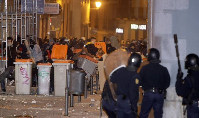 Seis personas fueron detenidas tras los incidentes registrados en los alrededores de Tirso de Molina y el barrio de La Latina, donde decenas de antidisturbios del Cuerpo Nacional de la Policía (CNP) cargaron con pelotas de goma y gases lacrimógenos contra más de dos centenares de antifascistas y neonazis.