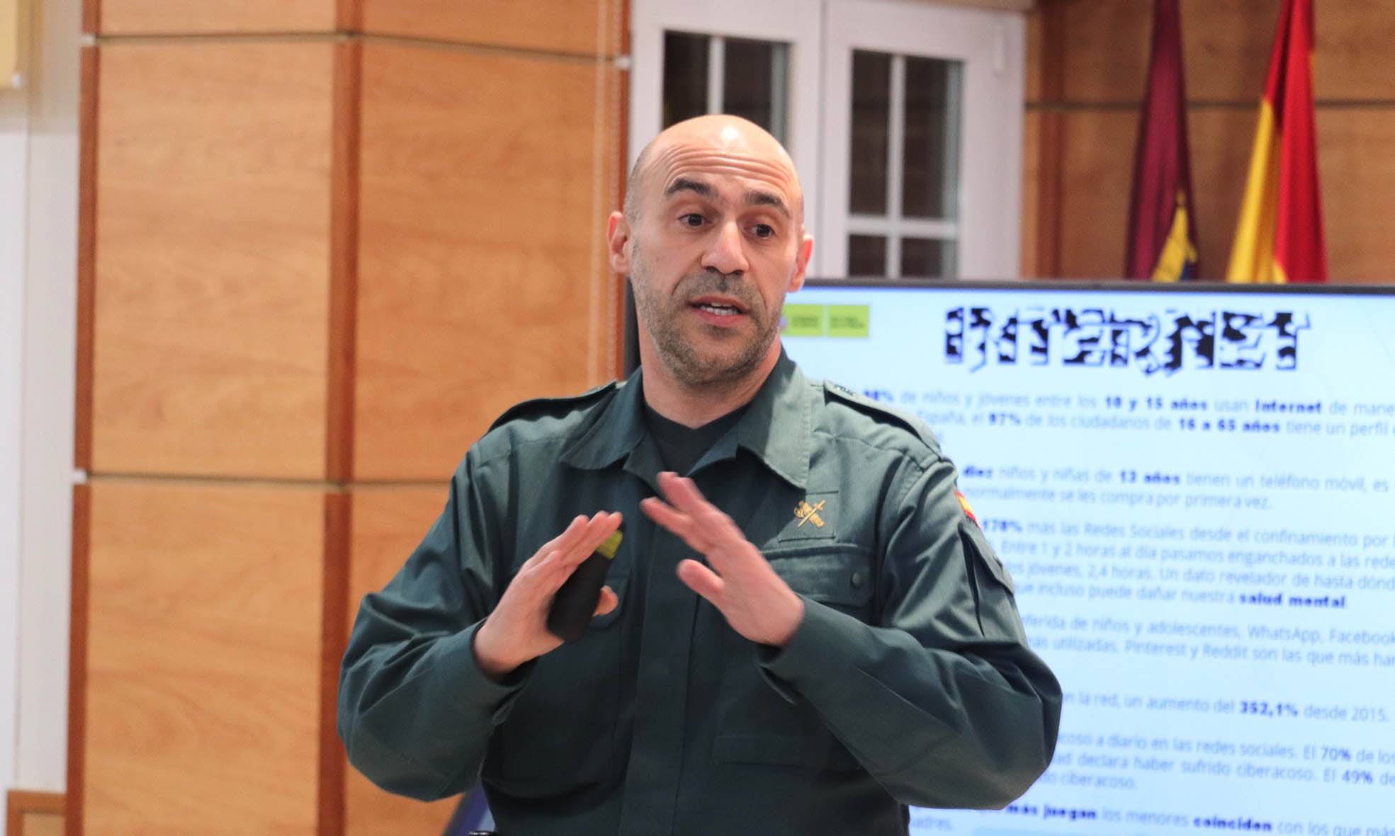 Fran Sousa impartiendo una charla sobre Ciberseguridad en Cabanillas del Campo