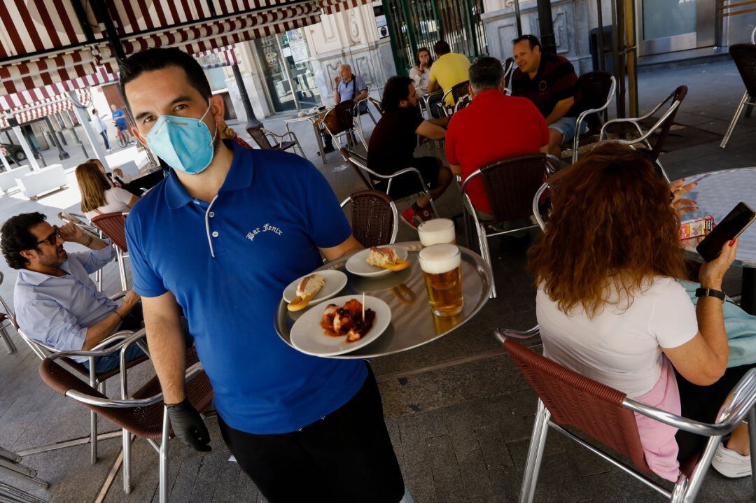 Clientes en las terrazas de los bares de la Plaza de las Flores en Murcia