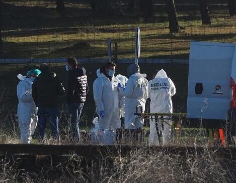 Agentes de la Guardia Civil investigan el escenario del hallazgo del cadáver de Esthér López