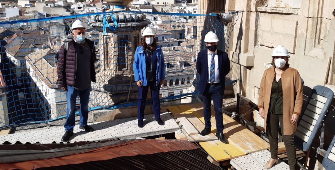 Responsables institucionales durante la visita a las cubiertas de la Catedral de Jaén.