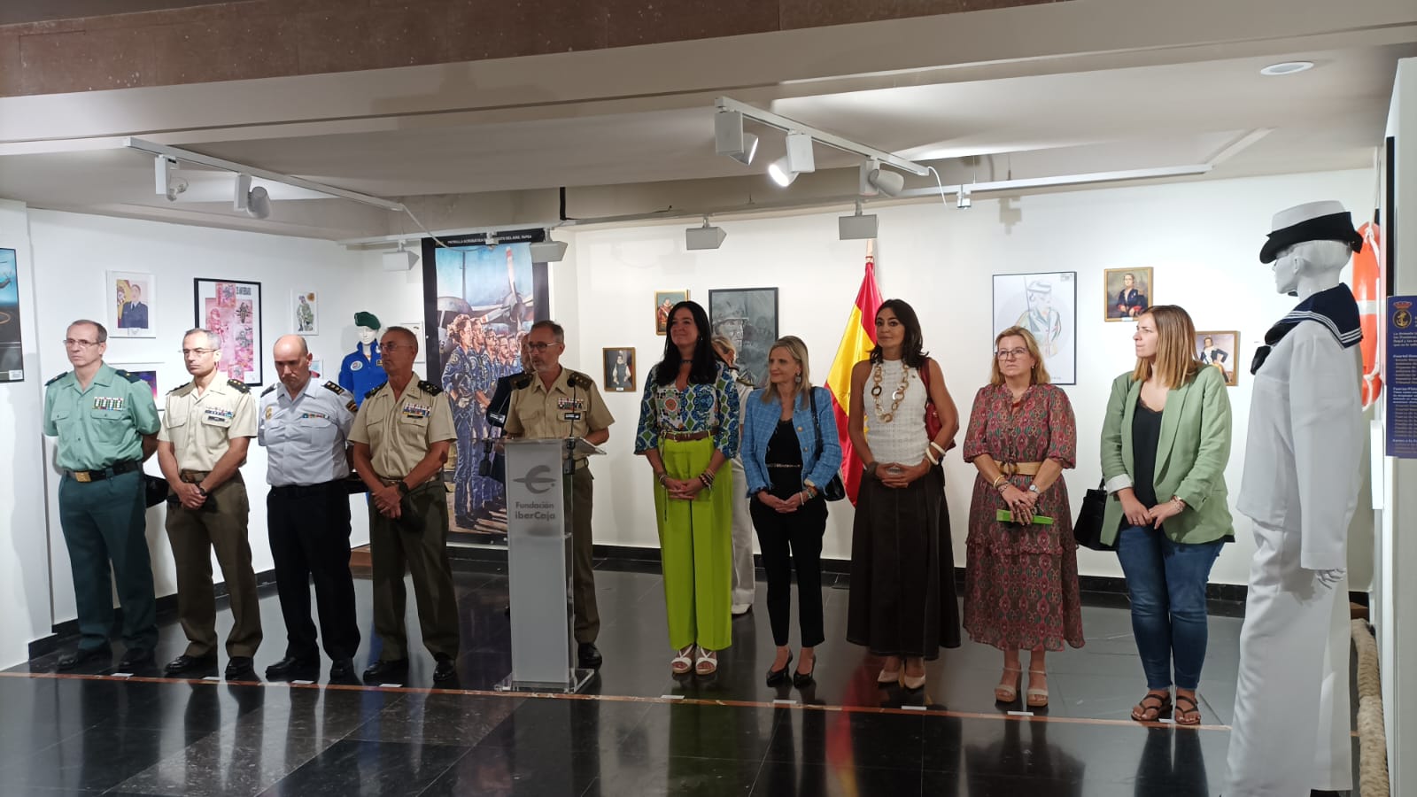 Momento de la inauguración de la exposición &quot;Mujeres uniformadas&quot;