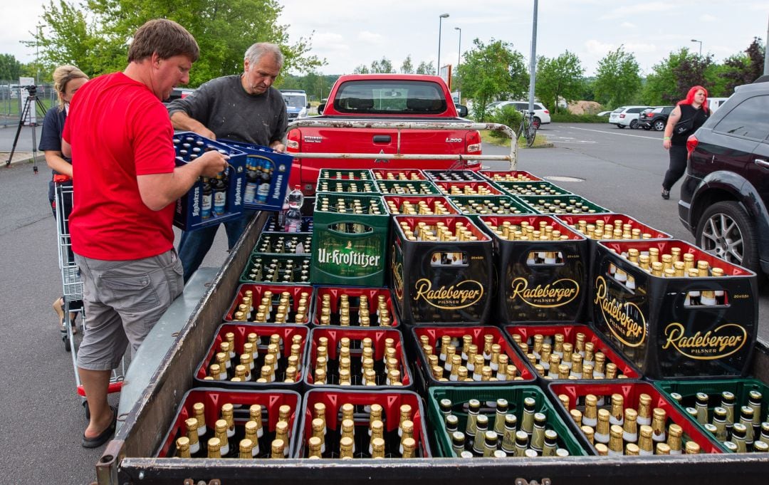 Los vecinos comprando alcohol para boicotear el evento.