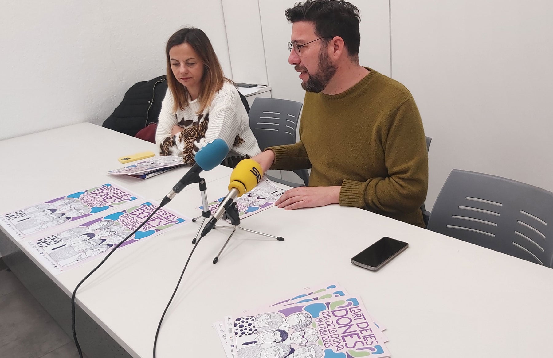 Àlexandre Cerradelo, concejal de Igualdad y Rut Tomás, técnico del mismo departamento, dando a conocer las actividades previstas en rueda de prensa