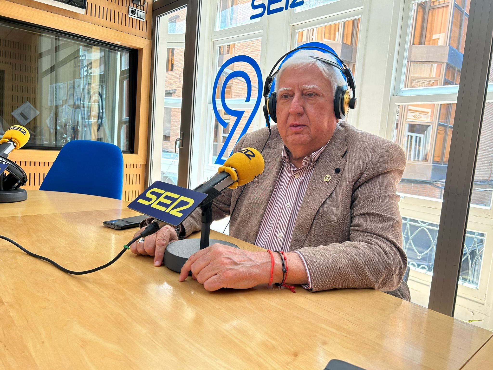 Juan García Serrano, presidente de la Federación de Peñas Huertanas, en los estudios de Radio Murcia.