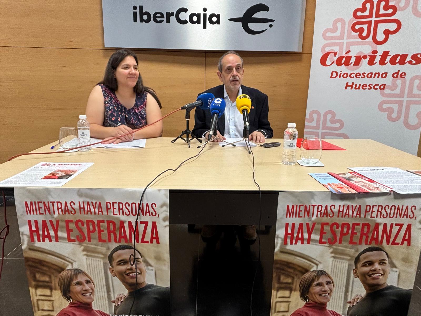 Isabel Ramos y José Antonio Torres, presentando la campaña de Cáritas Diocesana