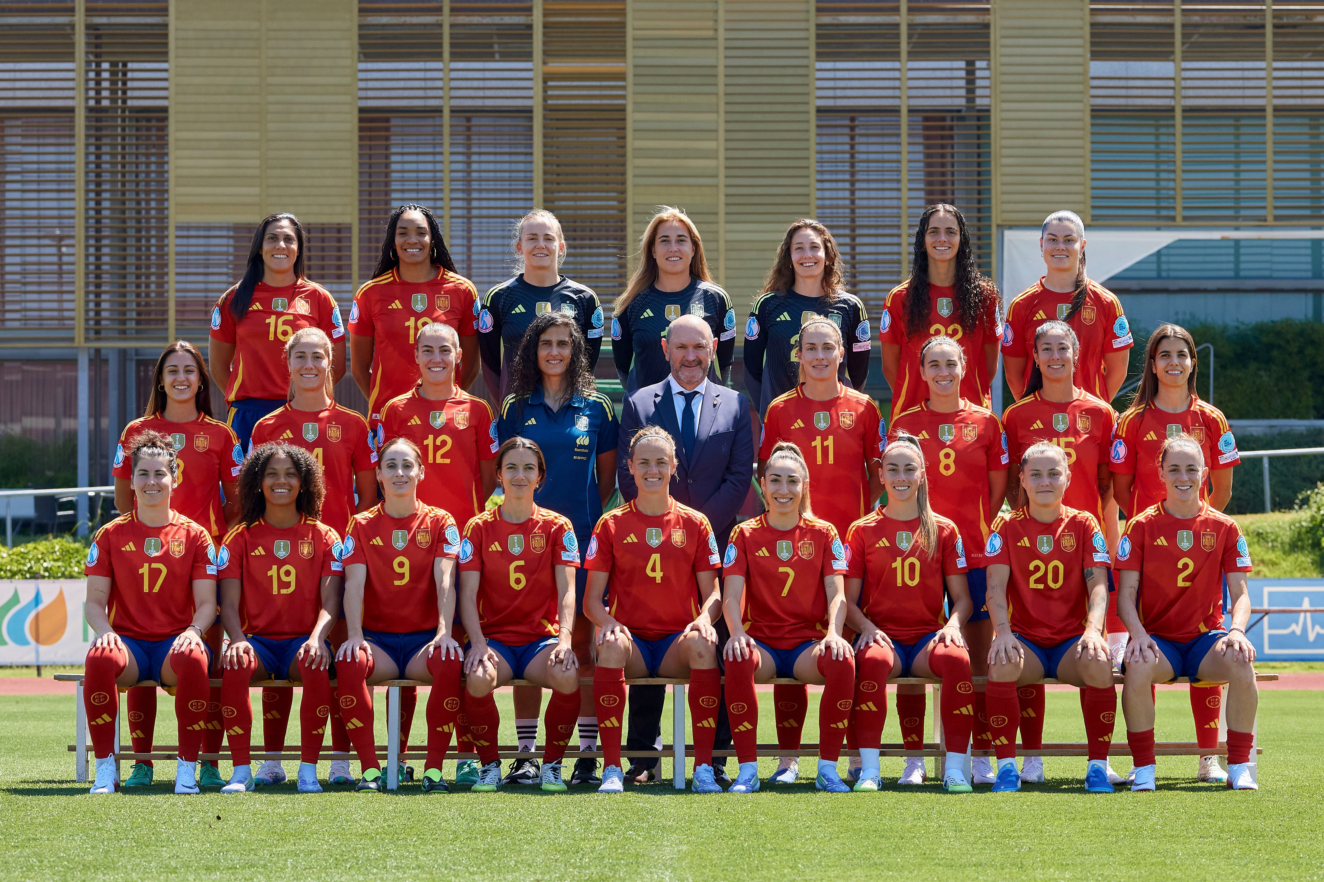 LAS ROZAS (MADRID), 26/06/2025.- Fotografía oficial de la selección española femenina de fútbol tras el entrenamiento de este jueves. La selección española femenina de fútbol ultima este jueves la puesta a punto para la disputa el viernes del único encuentro preparatorio para la Eurocopa de Suiza 2025, un amistoso ante la potente Japón en el estadio Butarque de Leganés (Madrid). EFE/RFEF/David Aliaga SOLO USO EDITORIAL, SOLO DISPONIBLE PARA ILUSTRAR LA NOTICIA QUE ACOMPAÑA (CRÉDITO OBLIGATORIO) FOTO RFEF