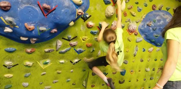 Una participante de la liga Boulder en pleno esfuerzo en el rocódromo del Estadio