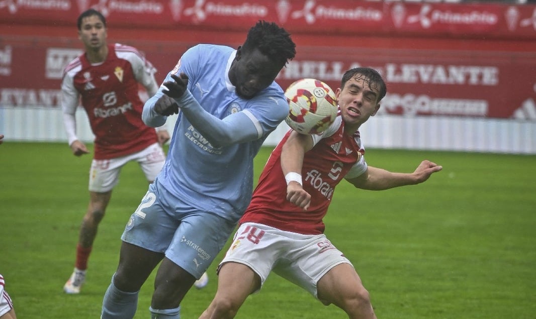 Forns, Real Murcia, lucha una pelota contra Mo Dauda, Ibiza, en el Enrique Roca.