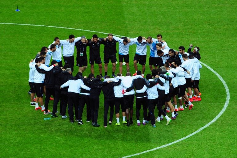 WARSAW, POLAND - MAY 26:  Players and staff huddle during an FC Sevilla training session on the eve of the UEFA Europa League Final against FC Dnipro Dnipropetrovsk at the National Stadium on May 26, 2015 in Warsaw, Poland.  (Photo by Dan Mullan/Getty Images)