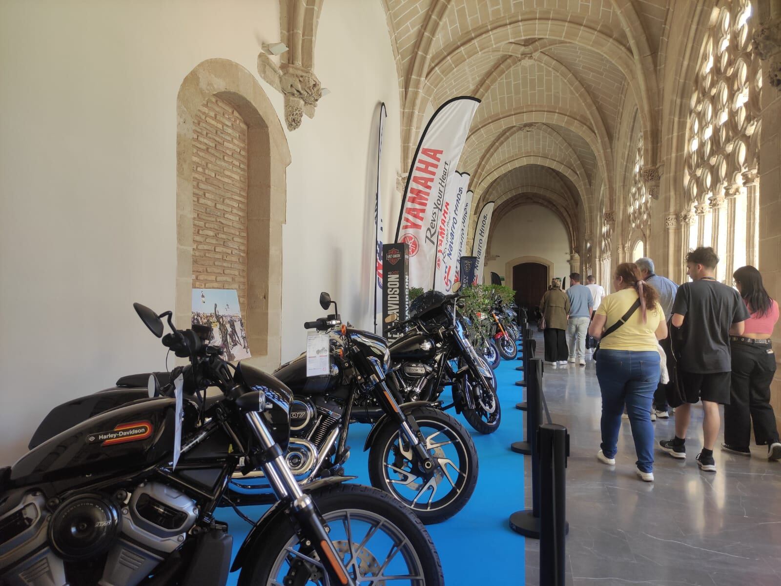 Exposición de motos clásicas en los Claustros de Santo Domingo, Jerez