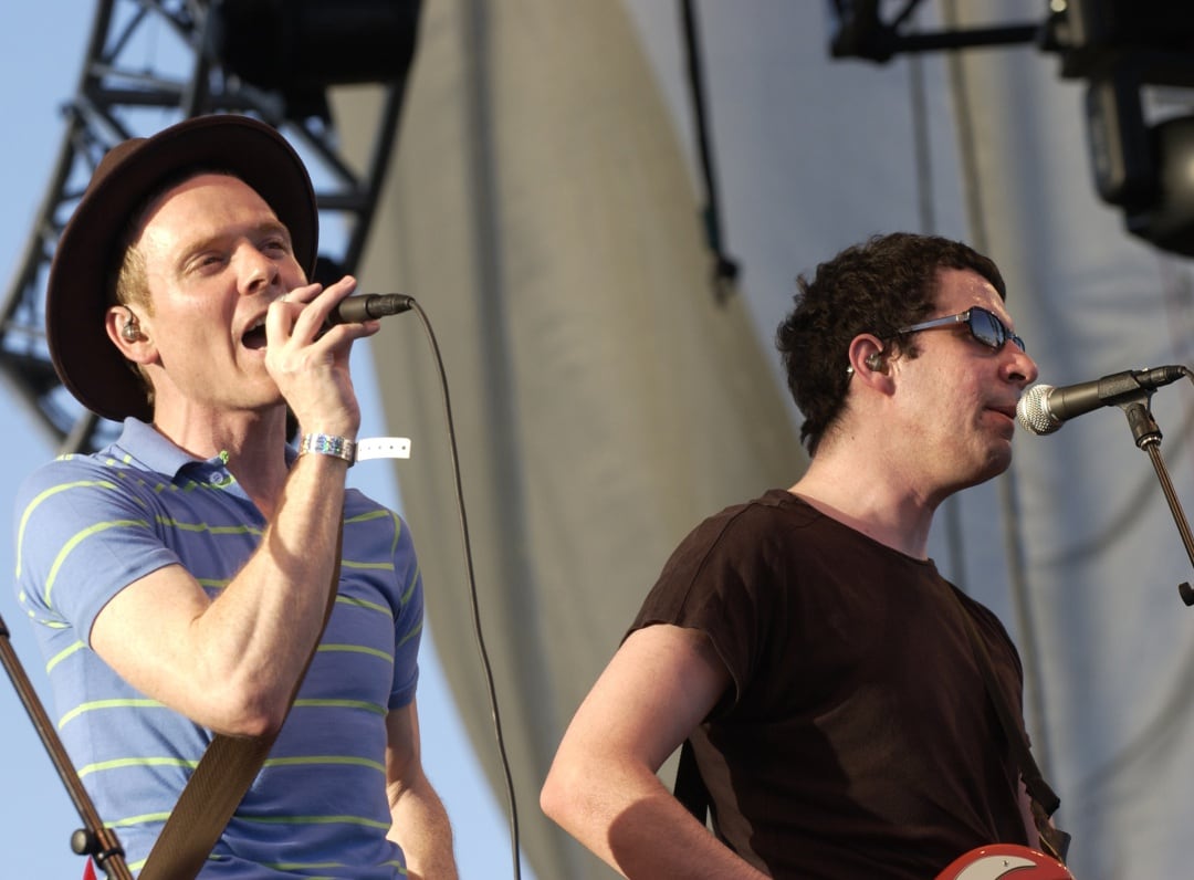 Los músicos de Belle and Sebastian durante una actuación en un festival de California en el 2004