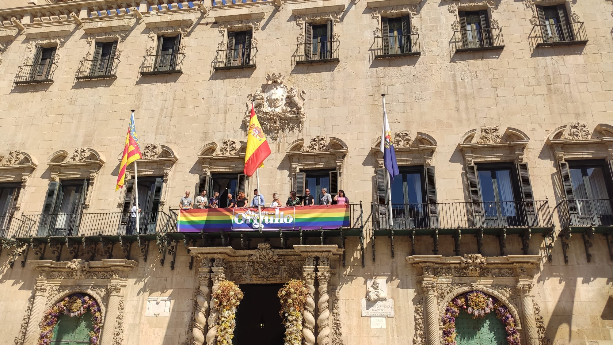 La pancarta ha sido desplegada por el alcalde de Alicante, Luis Barcala, y la vicealcaldesa Mari Carmen Sánchez entre otros con el lema &quot;Alicante con orgullo&quot;