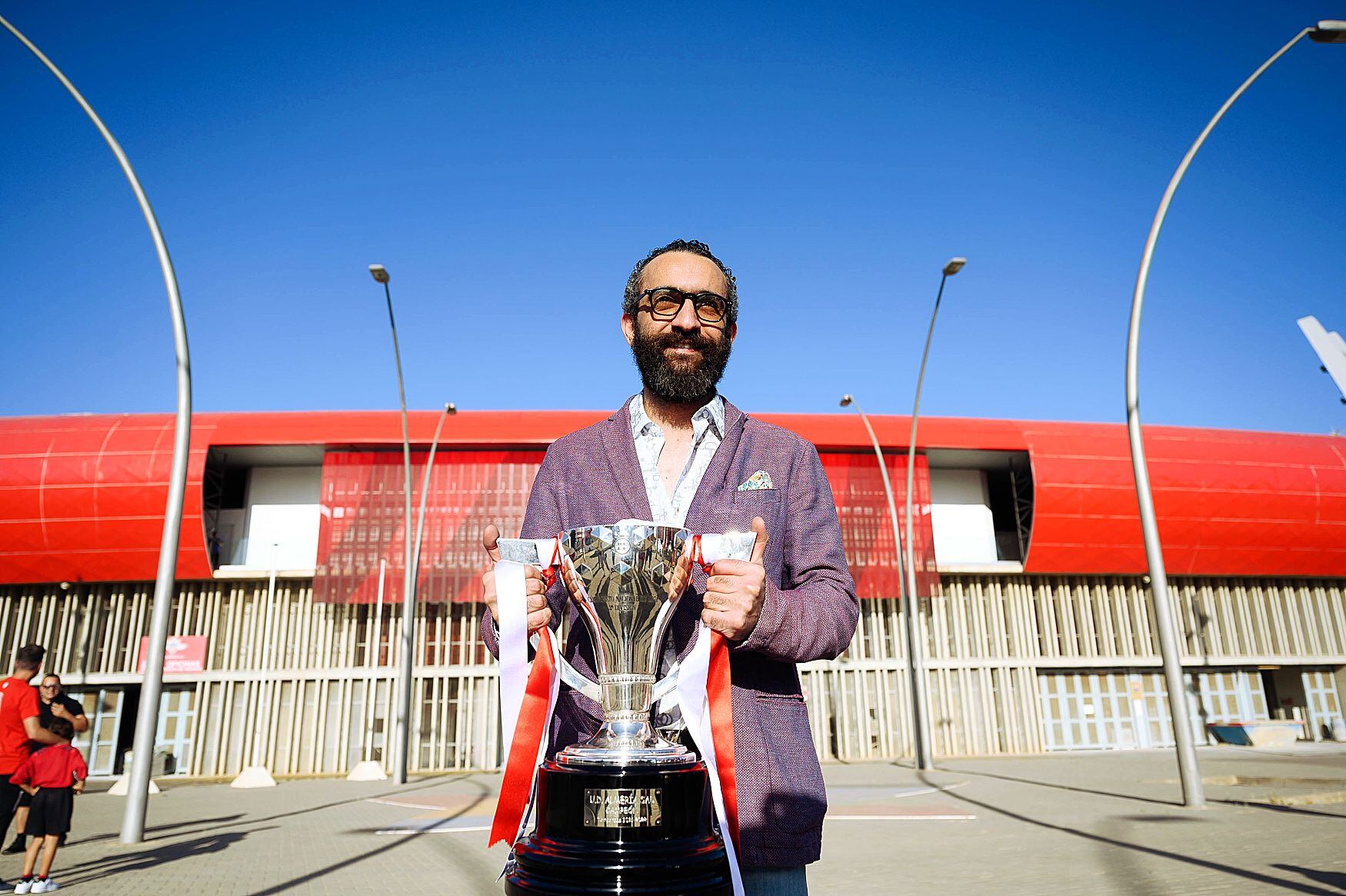Mohamed El Assy sostiene la copa de campeones de Segunda División.