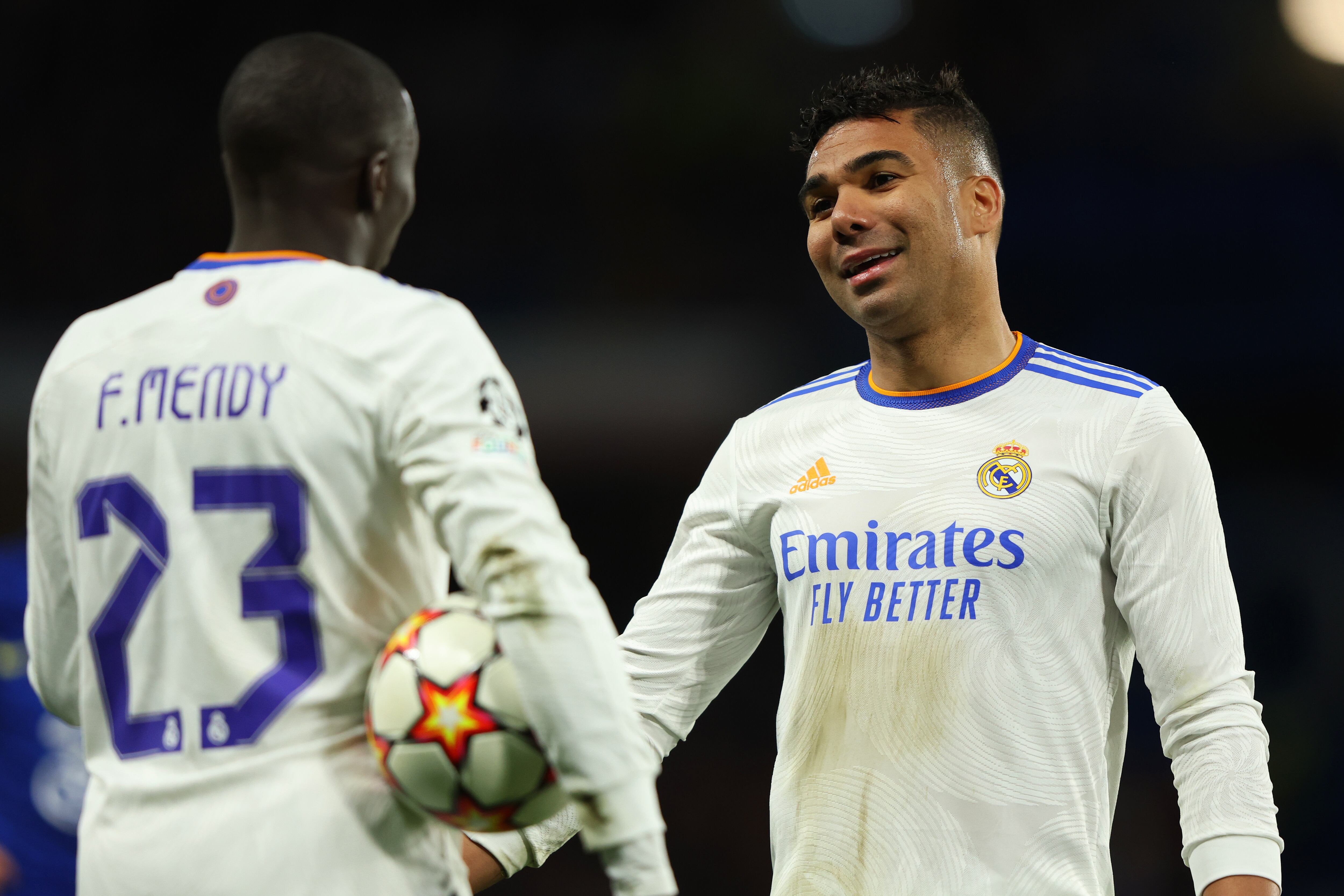 Casemiro y Mendy, durante el partido ante el Chelsea en Stamford Bridge, de cuartos de final de la Champions League.