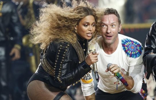 MCX09. Santa Clara (United States), 07/02/2016.- Beyonce (L) and Chris Martin (R) of Coldplay perform during the halftime show of the NFL&#039;s Super Bowl 50 between the AFC Champion Denver Broncos and the NFC Champion Carolina Panthers at Levi&#039;s Stadium in S