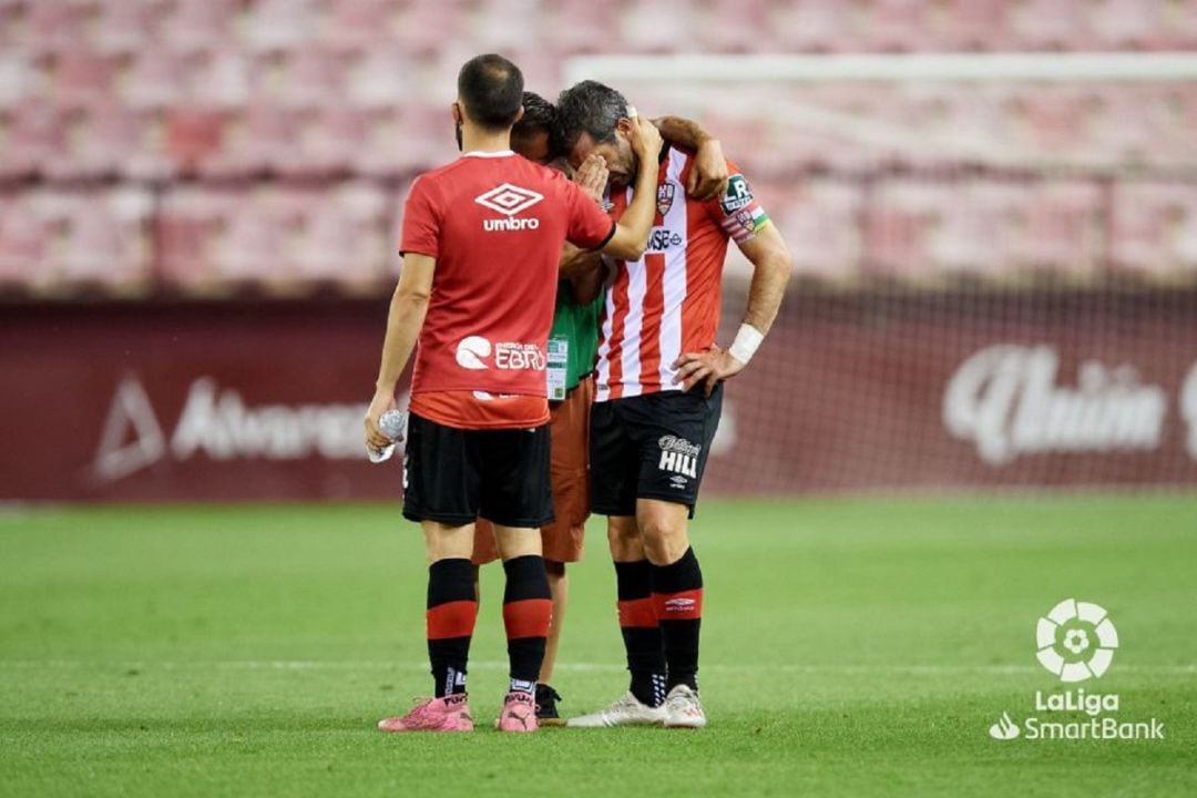 Iñaki trata de consolarse ante Pacheco.