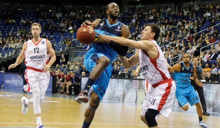 Dominique Johnson (i) penetra a canasta ante Paco Cruz (d) en el partido disputado en el Mercedes Benz Arena ante 6.200 espectadores.