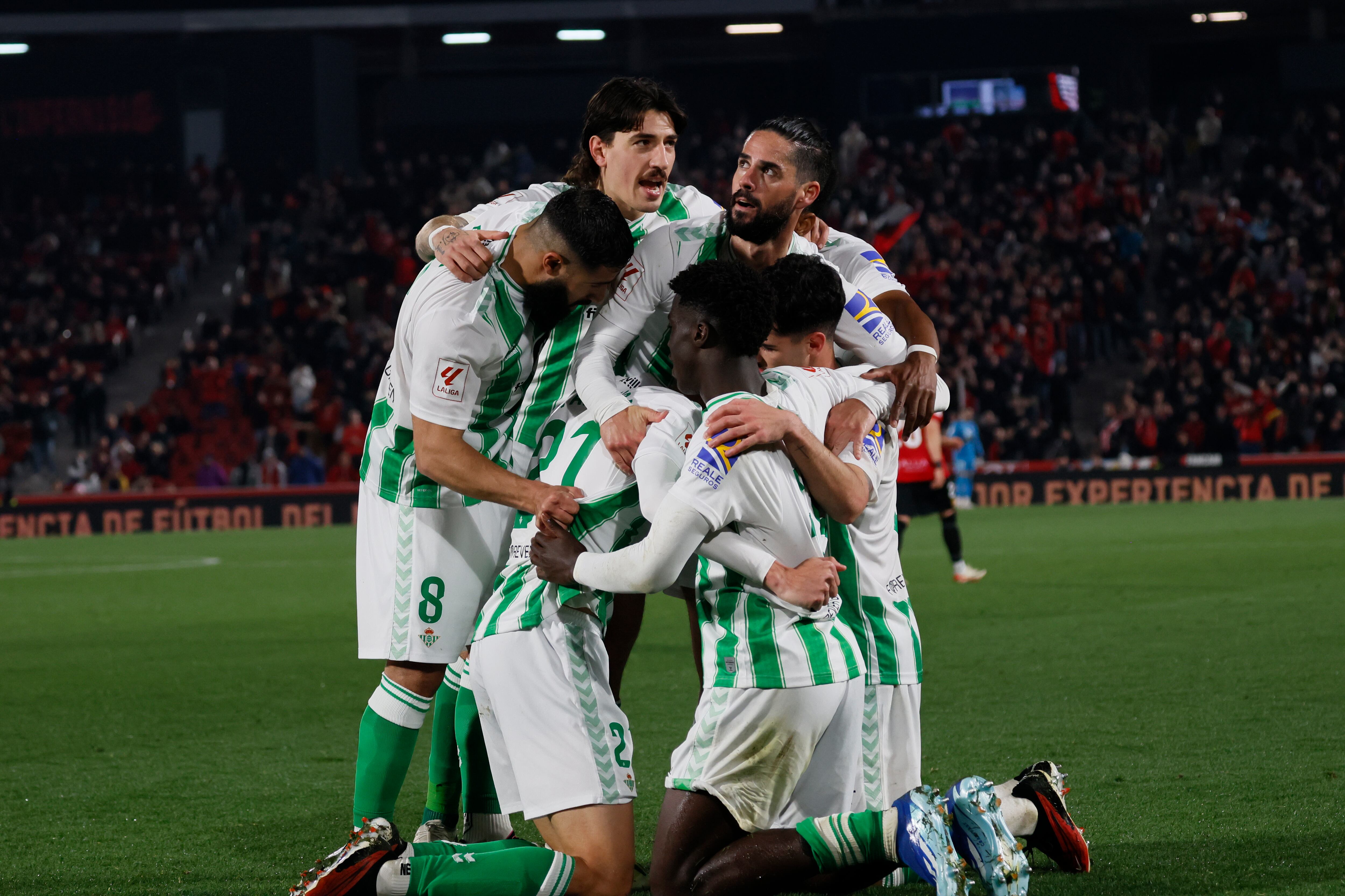 PALMA DE MALLORCA (BALEARES), 27/01/2024.- Los jugadores del Real Betis celebran un gol durante el partido de LaLiga correspondiente a la jornada 22, que este sábado disputan RCD Mallorca y Real Betis en el estadio de Son Moix .- EFE/CATI CLADERA