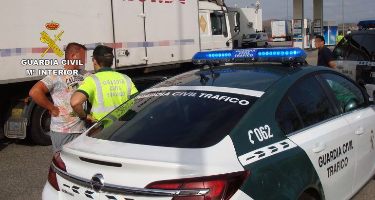 Conductor interceptado en un control para inspeccionar vehículos de transporte de mercancías.