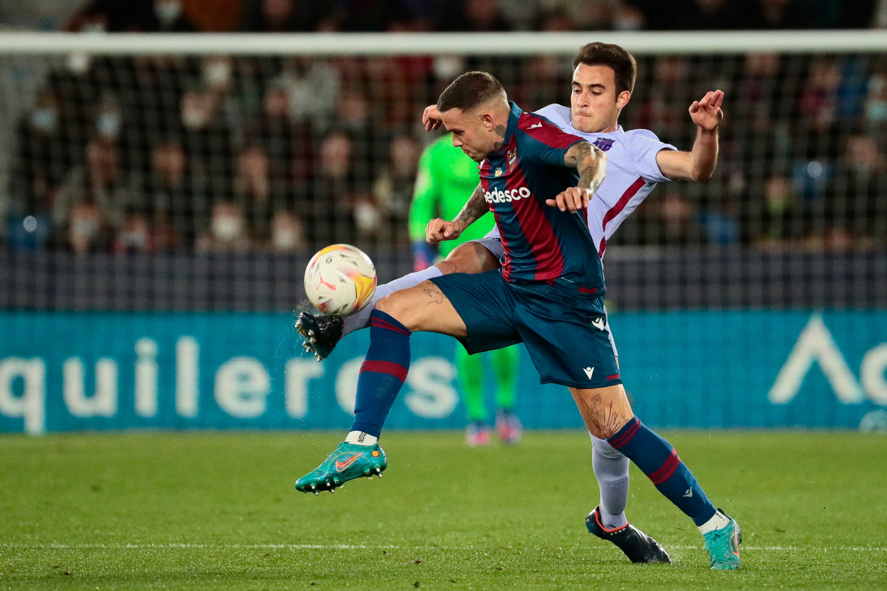 VALENCIA, 08/04/2022.- El delantero del Levante Roger Martí (i) trata de jugar un balón ante Eric García, del FC Barcelona, durante el partido de Liga en Primera División que disputan este domingo en el estadio Ciutat de Valencia. EFE/Biel Aliño