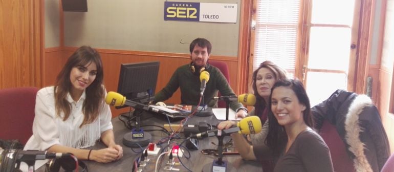 De izquierda a derecha, las actrices Irene Arcos, María José Goyanes y Elisa Mouliaá durante la entrevista en Hoy por Hoy Toledo