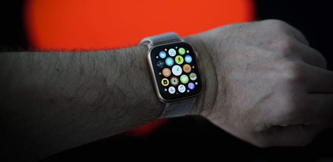 Un hombre porta un reloj inteligente en su muñeca.