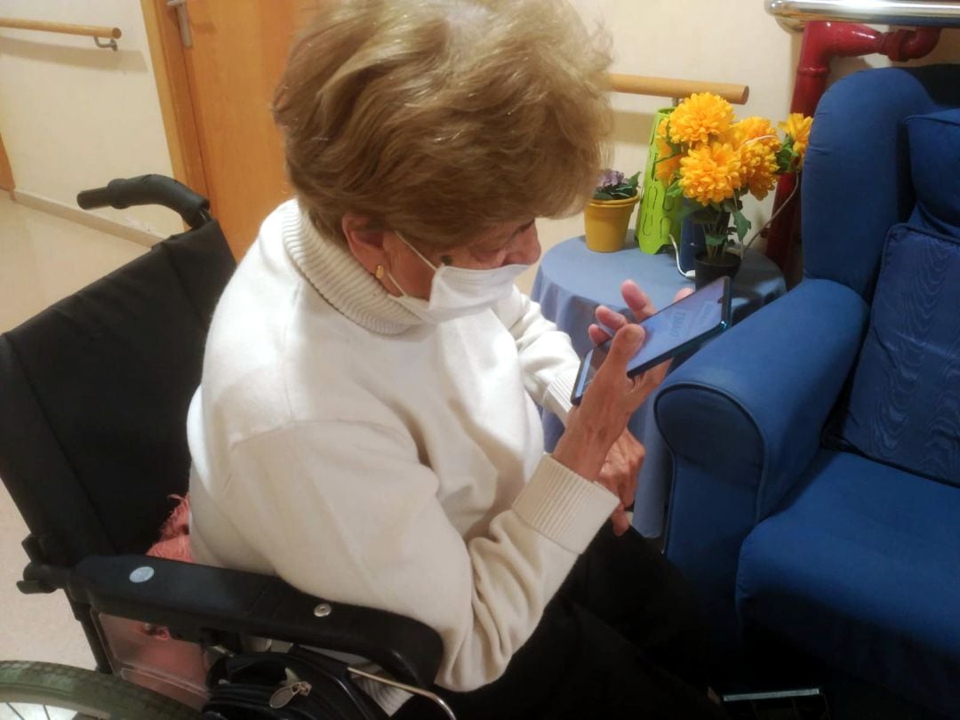 Una usuària de la residència de Guissona, a la Segarra, amb un mòbil