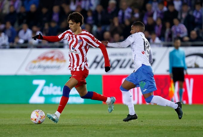 Joao Félix controla un balón. Fuente: Twitter del Atlético de Madrid.