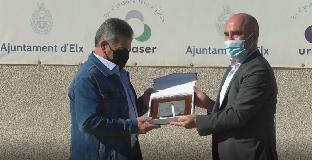 El gerente de Urbaser, Alberto Bleda, (a la derecha) entregando la placa de reconocimiento profesional a uno de los trabajadores