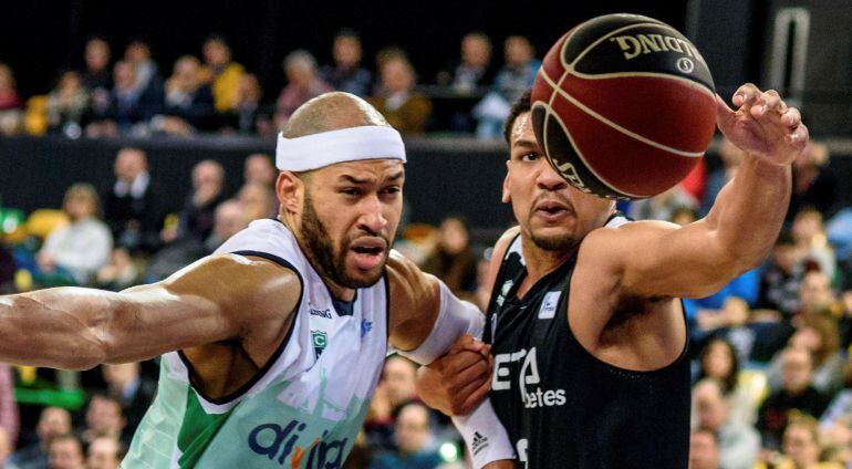 El alero estadounidense del Bilbao Basket Devin Thomas (d) lucha un balón con el pívot jamaicano del Joventut Jerome Jordan (i) durante el partido de la decimosexta jornada de Liga ACB disputado hoy en el Bilbao Arena