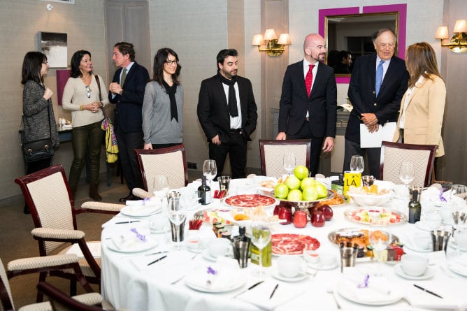 Carlos Falcó, Javier Arellano, Fernando Caruncho y Xandra Falcó charlan con los periodistas durante el desayuno informativo de Círculo Fortuny