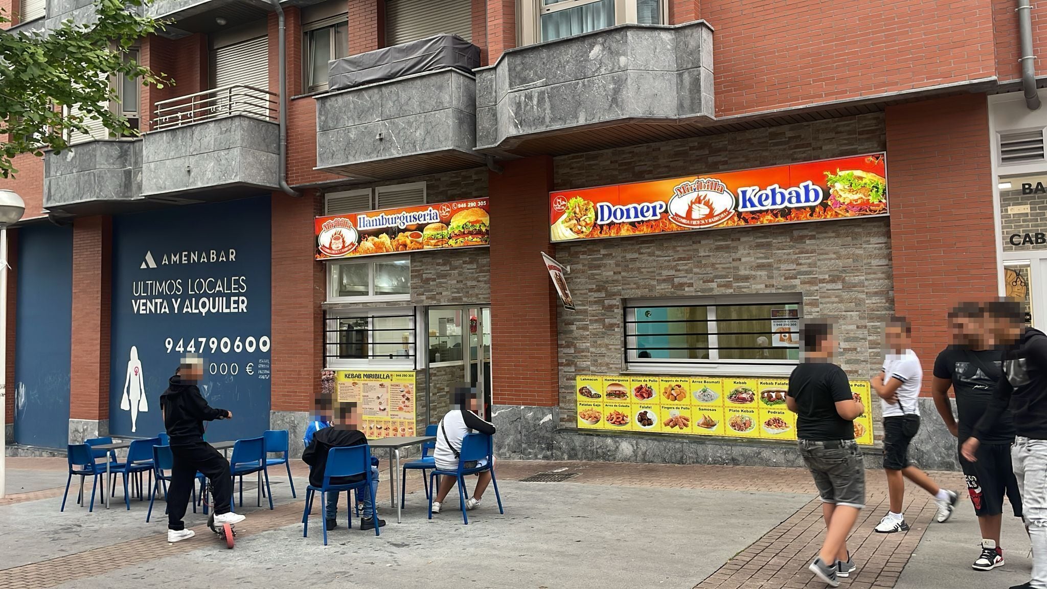 Jóvenes frente al local en el que presuntamente ocurrieron los hechos.