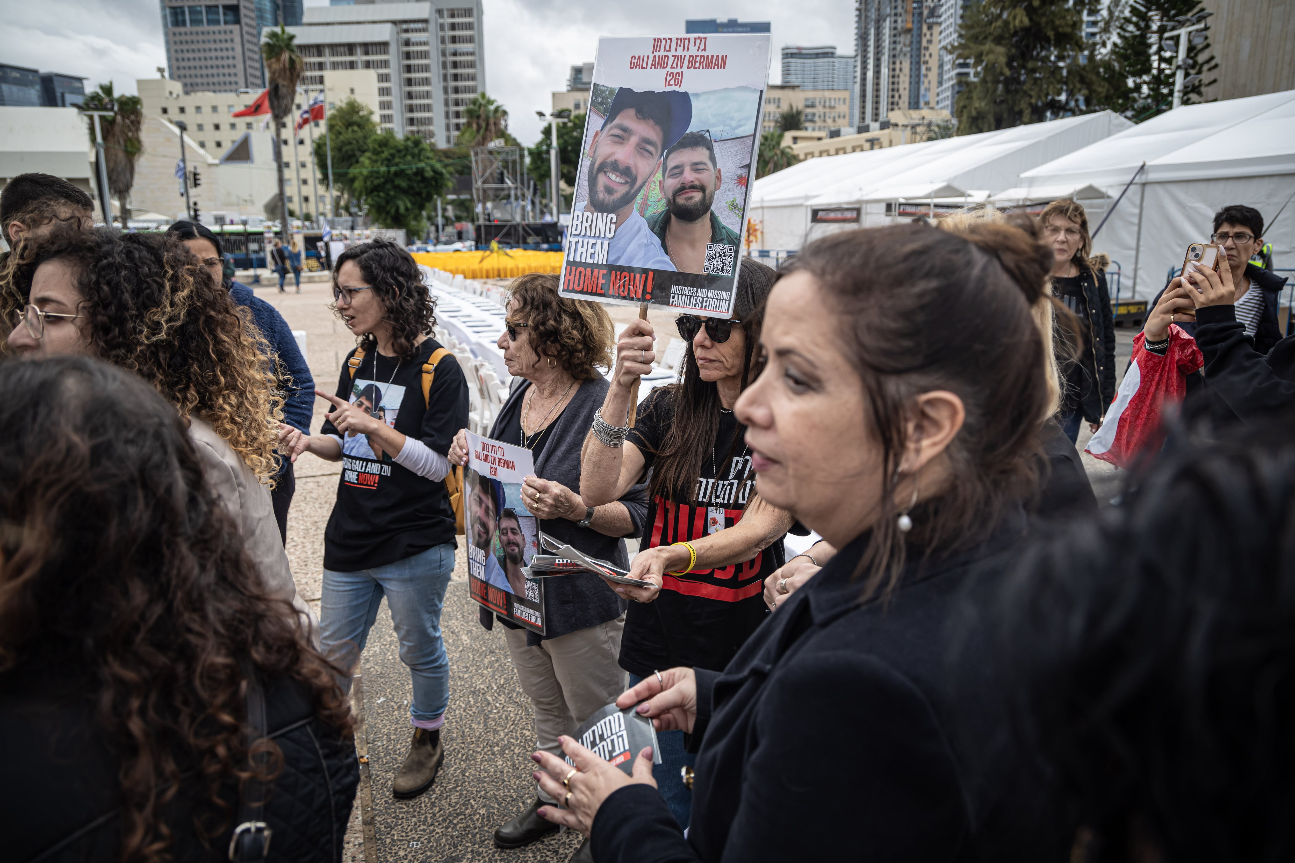 Familiares de los rehenes, a la espera de la liberación en Tel Aviv (Israel), EFE/EPA/CHRISTOPHE PETIT TESSON