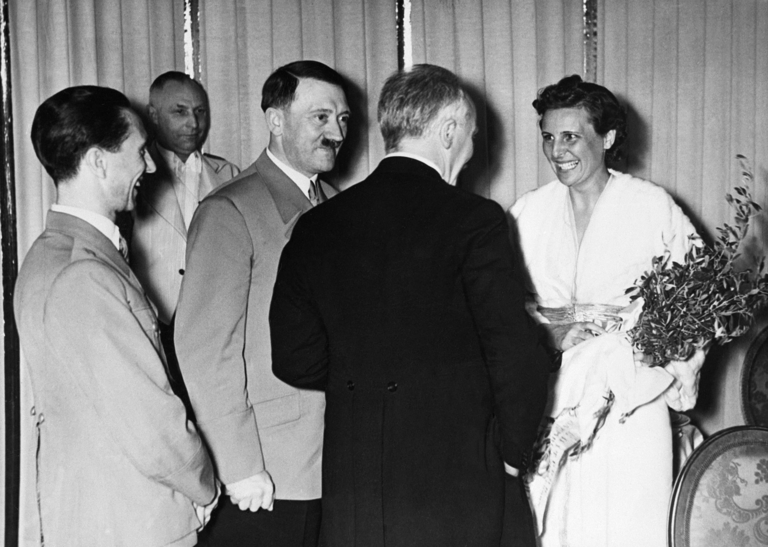 Leni Riefenstahl se reúne con Hitler y Goebbels en abril de 1938, en pleno auge de sus filmes de propaganda nazi.