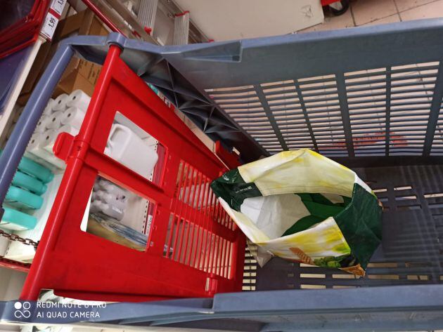 El niño estaba dentro de una bolsa, en un carro ubicado en el aparcamiento