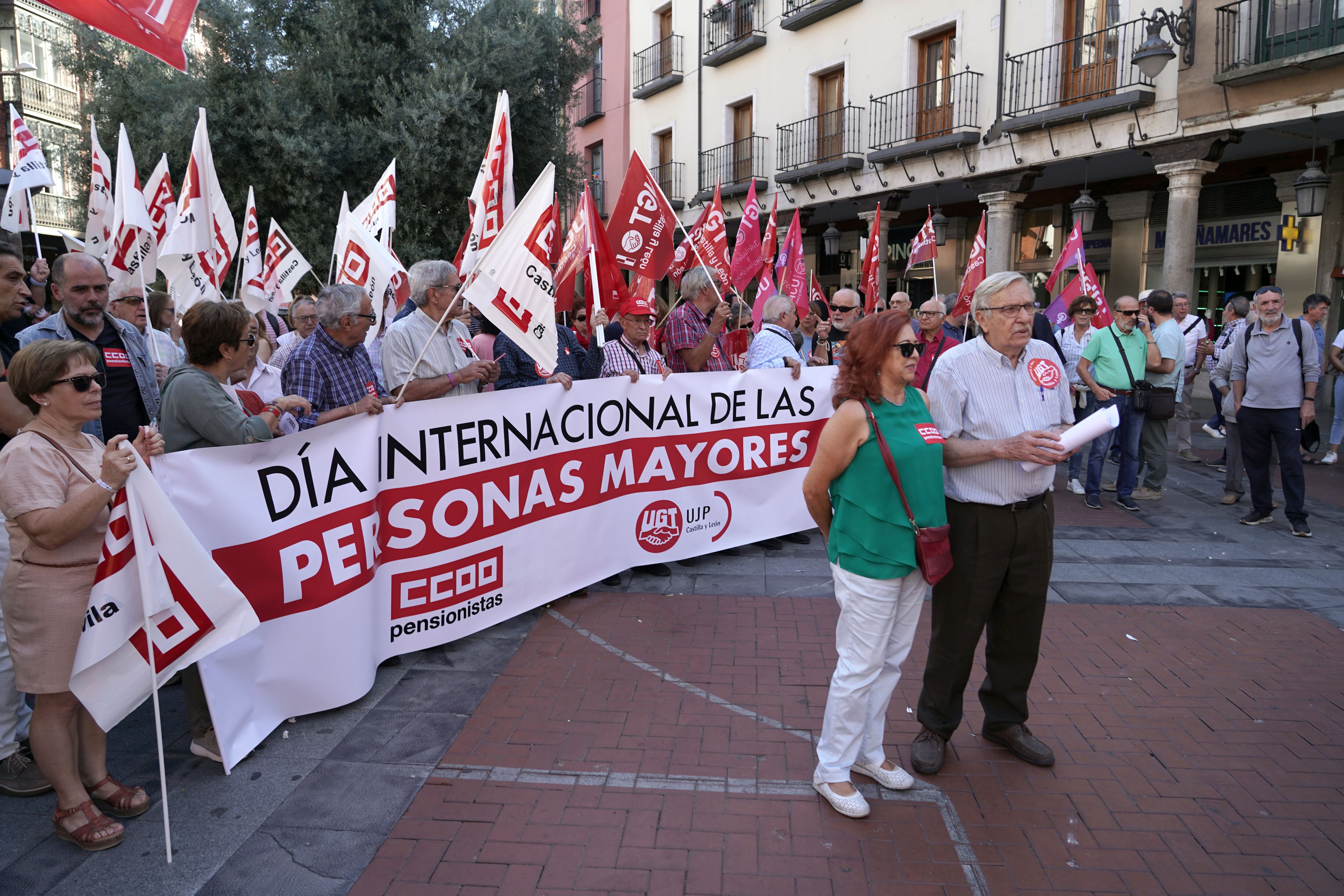CCOO y UGT se concentran por el Día Internacional de las Personas Mayores