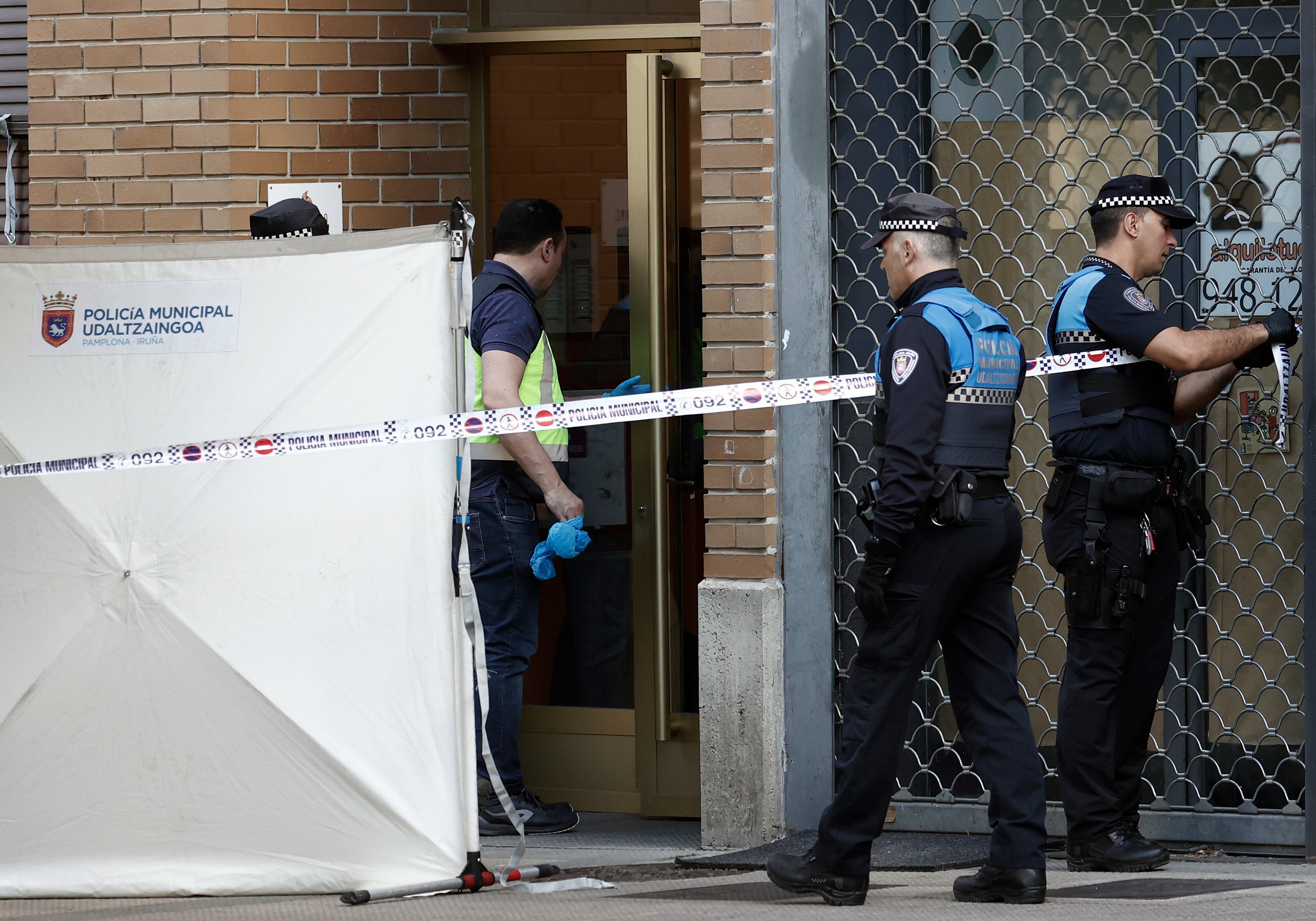 Un hombre ha fallecido esta tarde en el barrio de la Rochapea de Pamplona por las heridas infligidas con un arma blanca presuntamente por su pareja, que poco después ha sido detenida en el lugar.