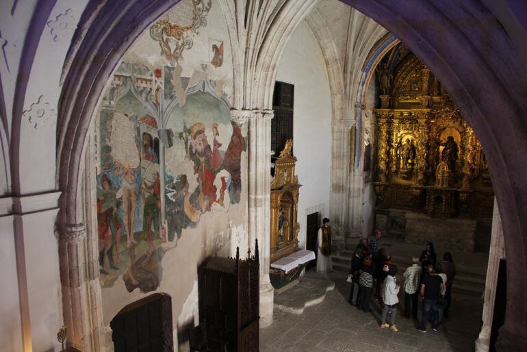 Un grupo de personas visita la Capilla de la Magdalena en Cuéllar