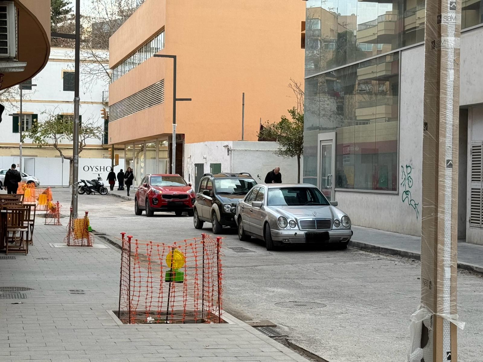 Imagen de la zona en obras con coches mal aparcados (PSOE)