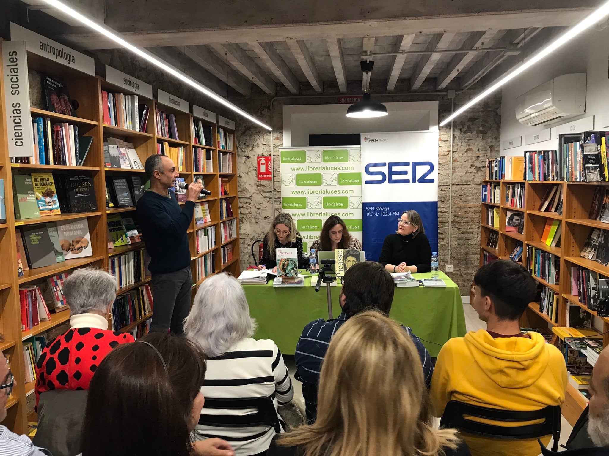 Un momento del encuentro cultural en la Libería Luces de Málaga