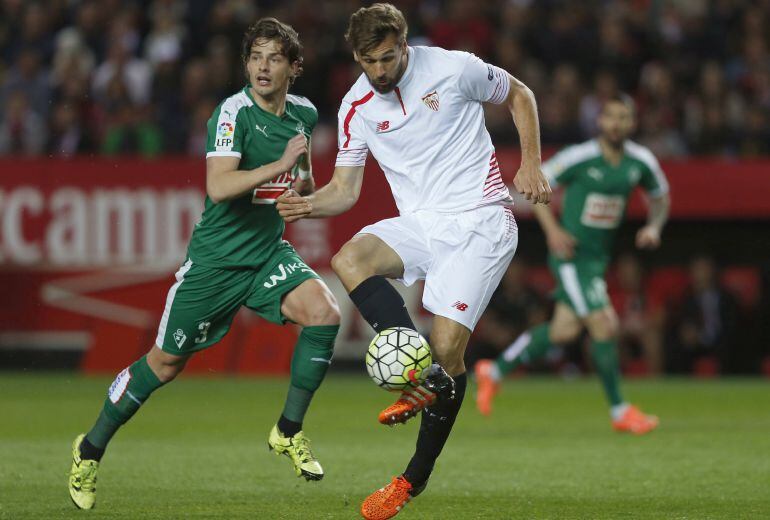 El delantero del Sevilla Fernando Llorente, pelea un balón con el defensa del Eibar Aleksandar Pantic