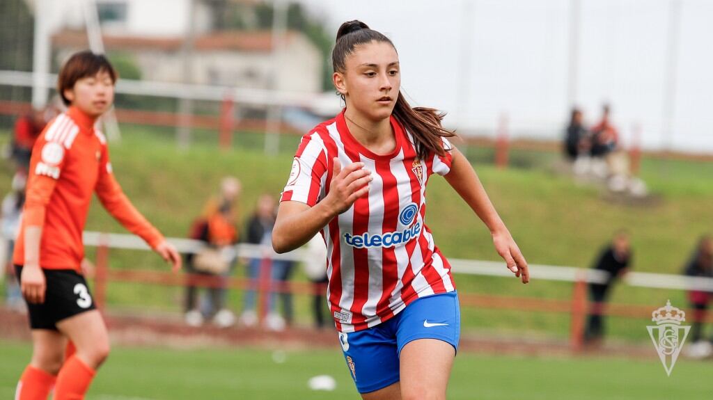 Olaya Rodríguez, &#039;Oli&#039;, durante un partido con el Sporting.