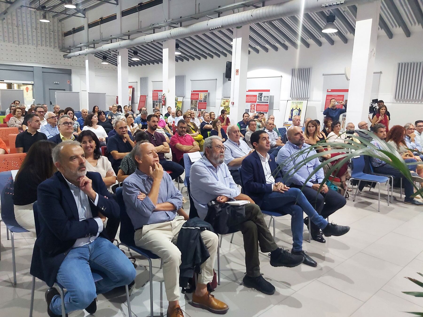 Cándido Méndez, junto a Jordi Martínez, Ismael Sáez, Toni Francés e Ismael Senent, en la primera fila de la sala Àgora