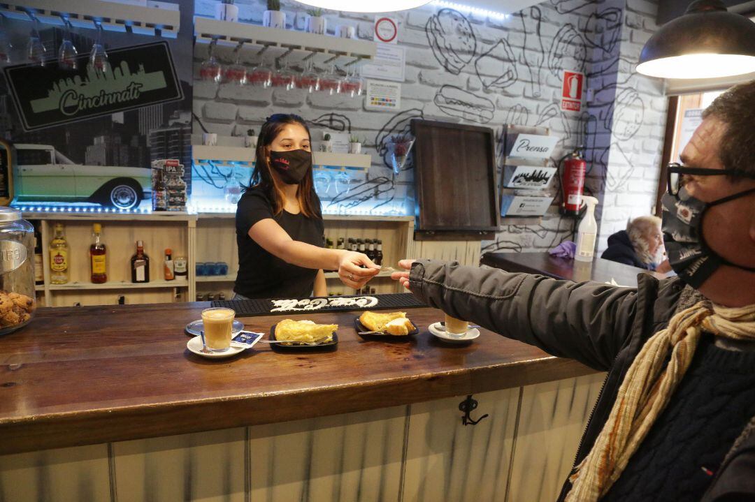 Un cliente paga en un bar de León, Castilla y León