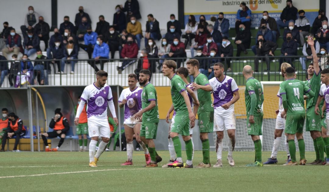 Varios jugadores del Real Jaén y del Atlético Mancha Real durante un momento del partido.