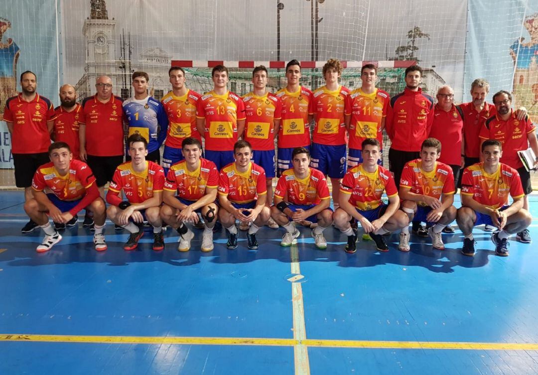 El entrenador asturiano, Alberto Suárez (arriba, 3º por la izq) junto al combinado de los &#039;Hispanos&#039; juveniles que disputan el Mundial en Macedonia.