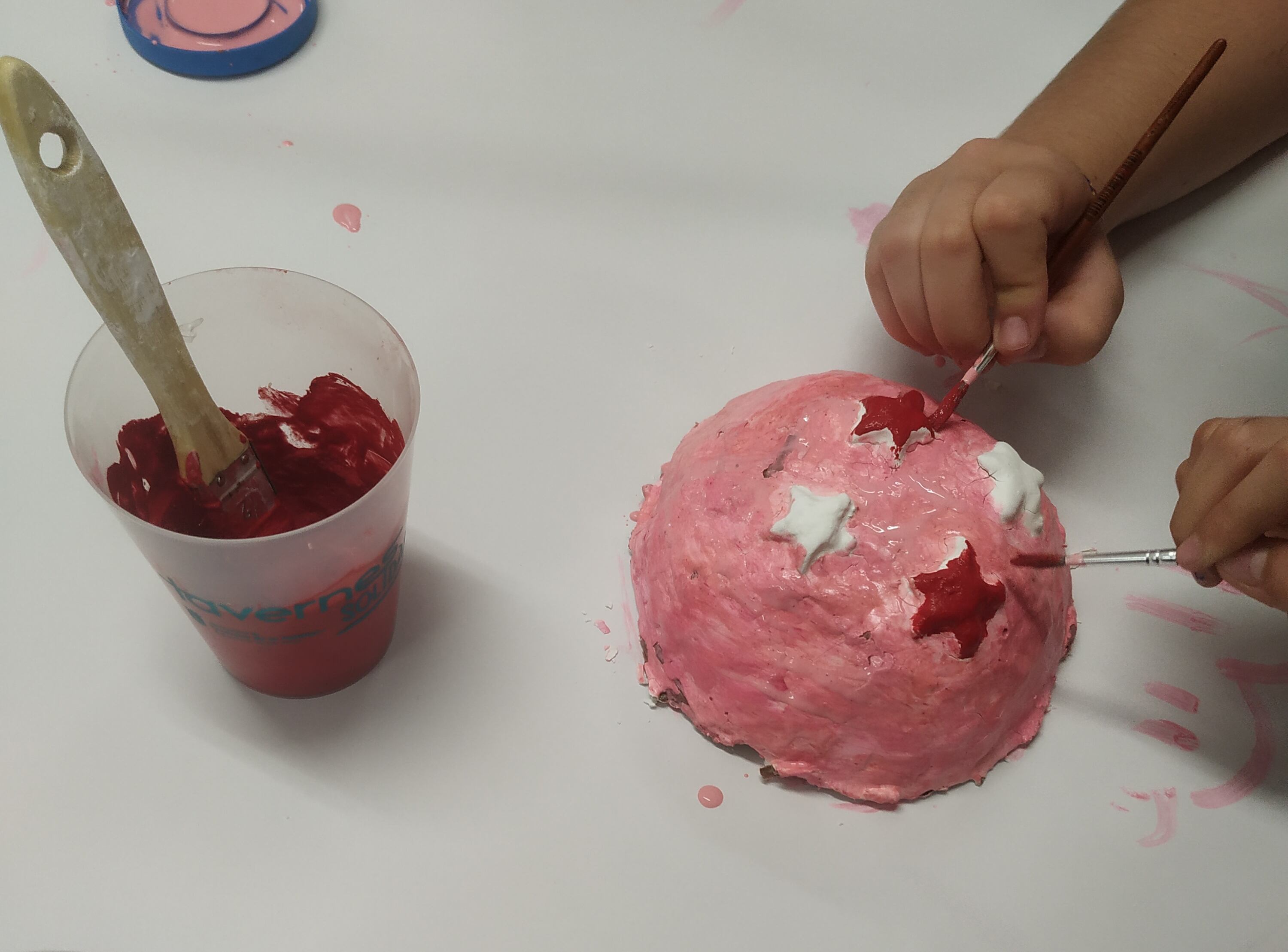 Un niño de Tavernes crea un contenedor biodegrabable para chicles masticados.